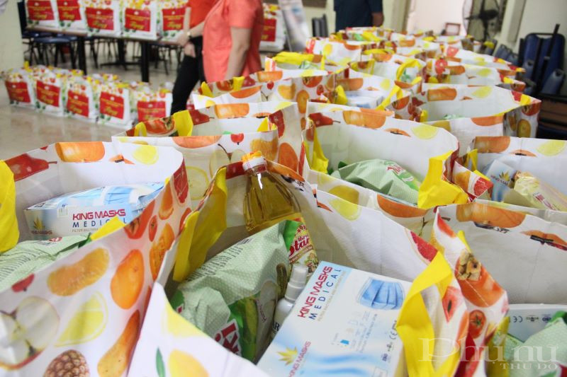 99 suất quà đã được trao cho 99 lưu học sinh Campuchia gồm gạo, dầu ăn, bánh gạo, khẩu trang, sát khuẩn tay.