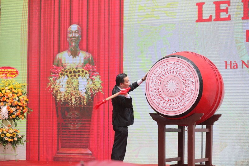 Chủ tịch UBND thành phố Hà Nội Chu Ngọc Anh đánh trống khai trường năm  học 2021-2022