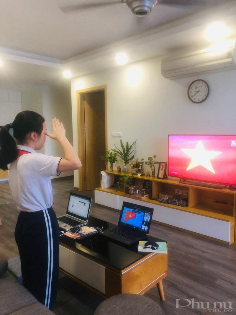 Lễ khai giảng được tổ chức trực tuyến nhưng các em đã dậy từ sớm.