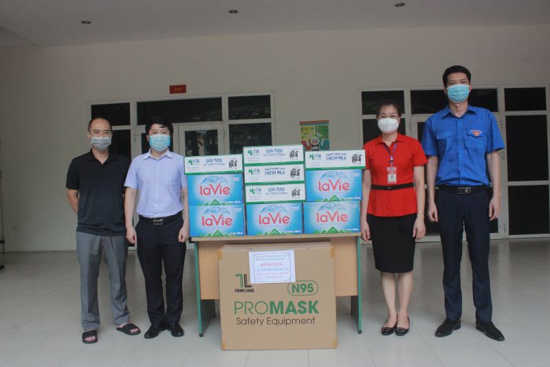 Hội LHPN TP Hà Nội: Tặng quà cho lực lượng tuyến đầu chống dịch tại quận Thanh Xuân - ảnh 4