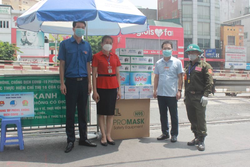 Hội LHPN TP Hà Nội: Tặng quà cho lực lượng tuyến đầu chống dịch tại quận Thanh Xuân - ảnh 3