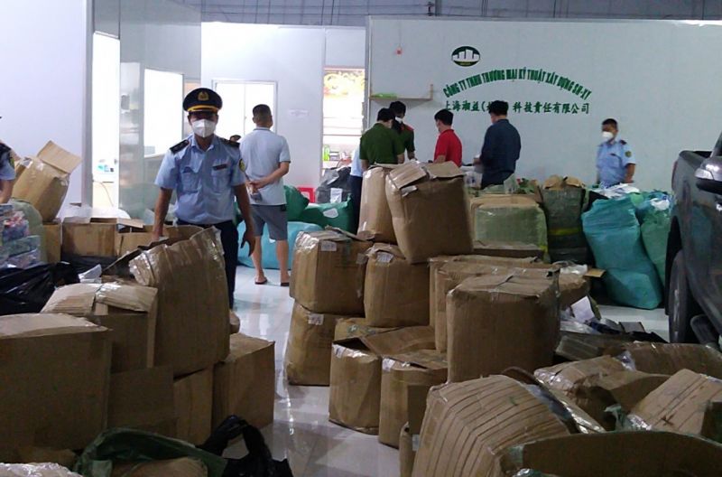 Lực lượng chức năng kiểm tra kho hàng vi phạm Lực lượng chức năng kiểm tra kho hàng vi phạm