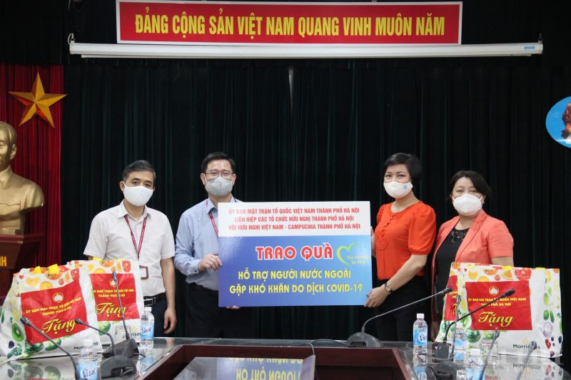 Thông qua lãnh đạo ĐH Mỏ - Địa chất, doàn công tác đã tặng 15 suất quà cho lưu học sinh Campuchia có hoàn cảnh khó khăn đang theo học tại đây.