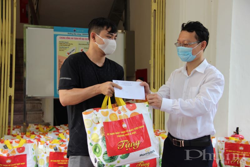 Đồng chí Dương Đăng Trung trao quà, thăm hỏi các lưu học sinh Campuchia có hoàn cảnh khó khăn đang học tại ĐH Kinh tế Quốc dân.