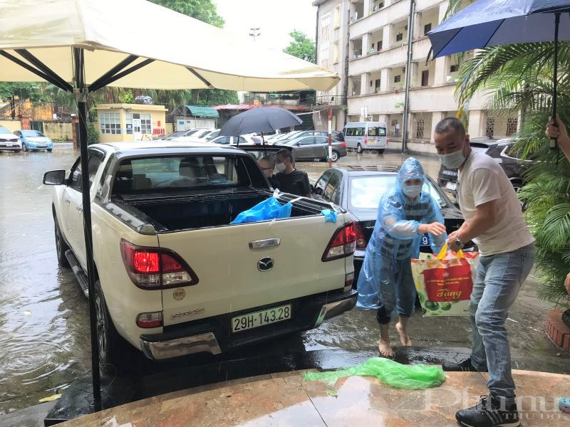 Dù trời mưa nhưng những món quà của MTTQ TP và Liên hiệp các tổ chức Hữu nghị TP Hà Nội vẫn được vận chuyển, trao tận tay các lưu học sinh Campuchia trong sáng 5/9.