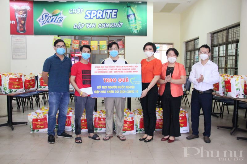 Đoàn công tác trao quà hỗ trợ cho lưu học sinh đang theo học tại trường ĐH Bách Khoa, ĐH Xây Dựng, ĐH Y Hà Nội, ĐH Kinh tế Quốc dân đang sinh sống tại Trung tâm Hỗ trợ đào tạo quốc tế (23 Tạ Quang Bửu, phường Bách Khoa, Hà Nội).