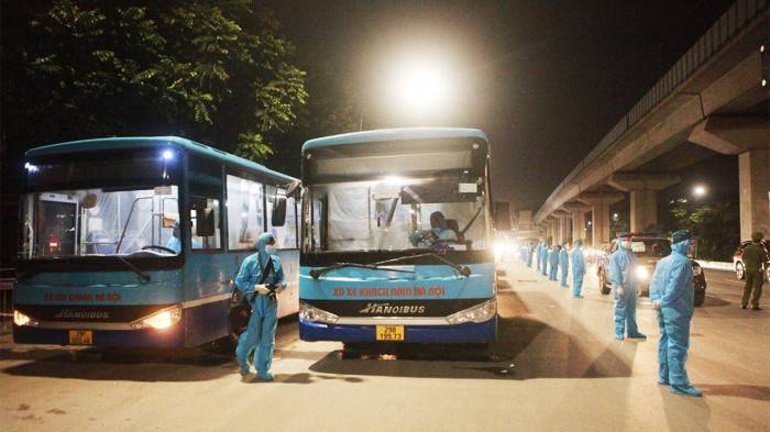 quận Thanh Xu&acirc;n đ&atilde; sử dụng nhiều xe bu&yacute;t, vận chuyển người d&acirc;n khỏi ổ dịch lớn đến Khu k&yacute; t&uacute;c x&aacute; của Đại học FPT (Thạch Thất) - Ảnh minh họa