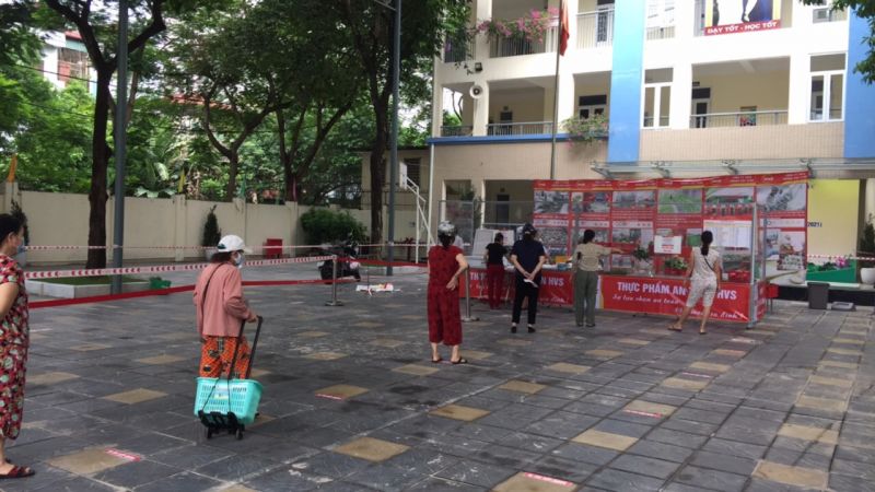 Tại các điểm bán hàng, người dân được hướng dẫn xếp hàng đảm bảo khoảng cách và sát khuẩn cũng như đeo khẩu trang đầy đủ Tại các điểm bán hàng, người dân được hướng dẫn xếp hàng đảm bảo khoảng cách và sát khuẩn cũng như đeo khẩu trang đầy đủ