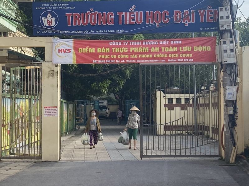 Người dân yên tâm đến các điểm bán hàng lưu động mua lương thực thực phẩm Người dân yên tâm đến các điểm bán hàng lưu động mua lương thực thực phẩm