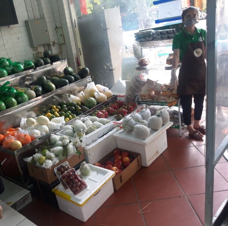 Tại cửa h&agrave;ng tiện &iacute;ch 