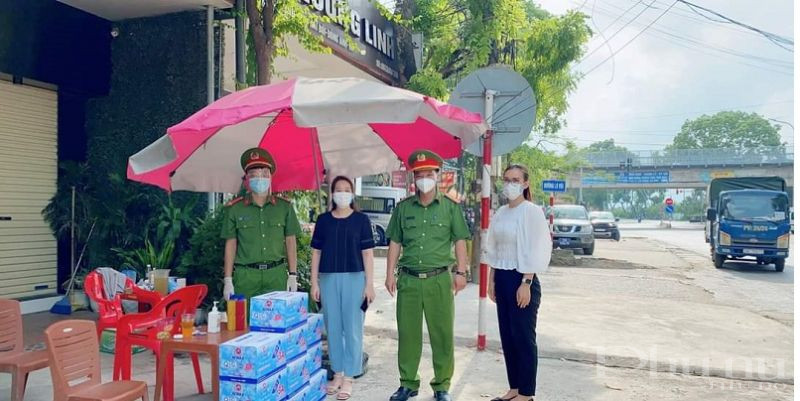 Hội LHPN huyện Đông Anh tặng quà cho các lực lượng tham gia tại các chốt kiểm soát dịch bệnh