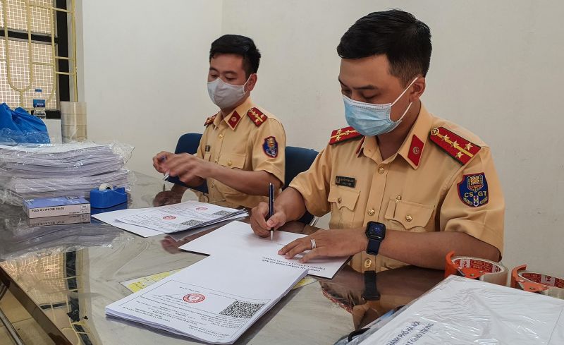 Phòng CSGT thành phố huy động lực lượng cán bộ làm xuyên đêm để cấp giấy đi đường cho các đối tượng theo quy định Phòng CSGT thành phố huy động lực lượng cán bộ làm xuyên đêm để cấp giấy đi đường cho các đối tượng theo quy định