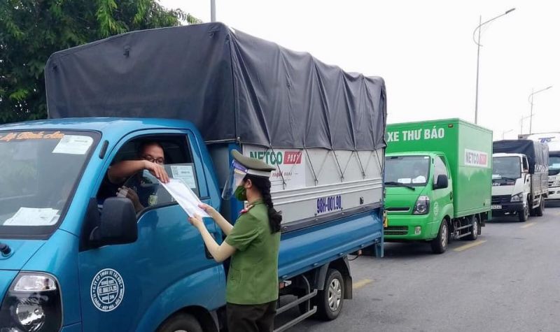 Công an huyện Thạch Thất làm nhiệm vụ kiểm tra giấy đi đường tại các chốt kiểm soát phòng chống dịch Covid-19