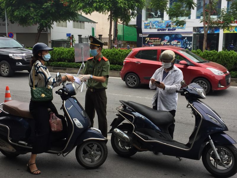 Tổ công tác tại chốt kiểm dịch ở khu vực cầu Chương Dương đang kiểm soát giấy đi đường của người dân