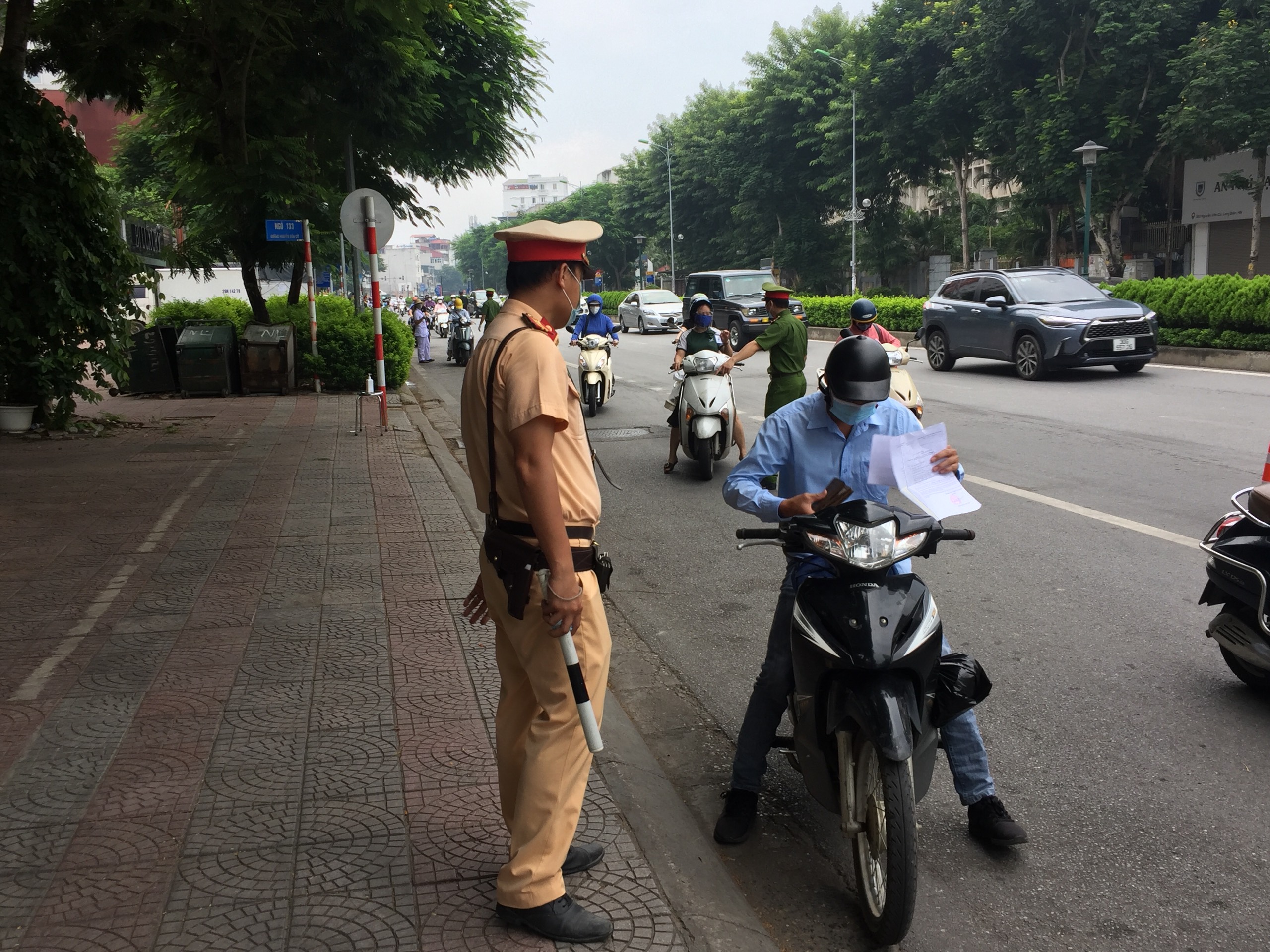 Hầu hết các phương tiện vẫn sử dụng mẫu giấy đi đường cũ đã được cấp trước đó