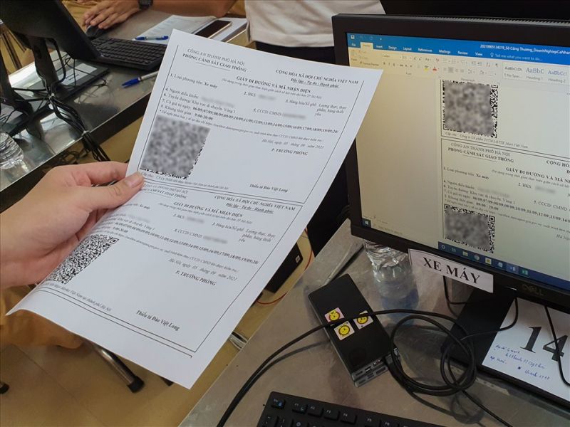 hững tấm giấy đi đường đầu tiên đã hoàn thành để bàn giao cho các tổ chức, cá nhân.