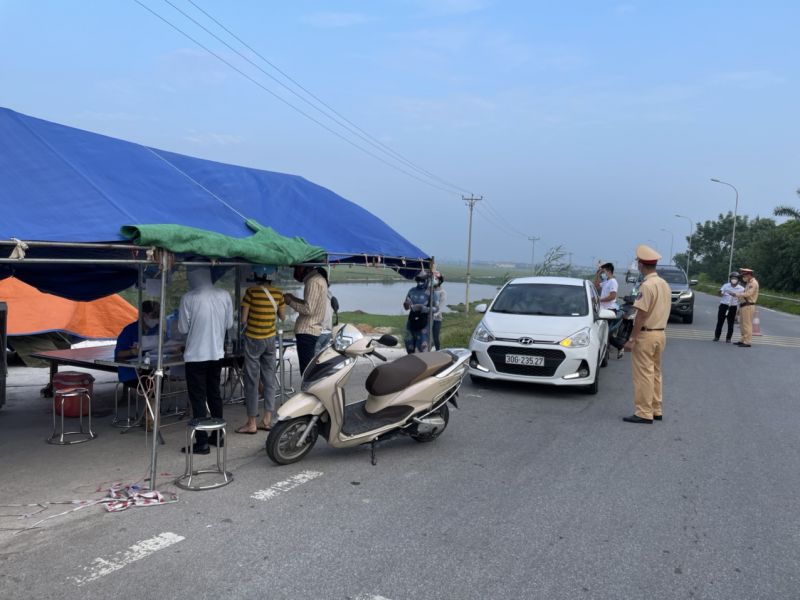 Sáng 7/9 tại chốt kiểm soát dịch Covid-19 liên ngành trên tỉnh lộ 421 thuộc địa phận xã Liên Hiệp, huyện Phúc Thọ