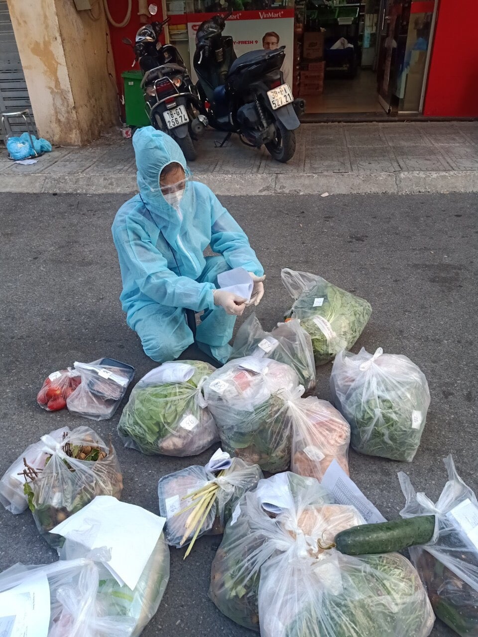 Hội LHPN quận Thanh Xuân tặng các gia đình tại khu cách ly tập trung 12.500 khẩu trang y tế N95 - ảnh 2