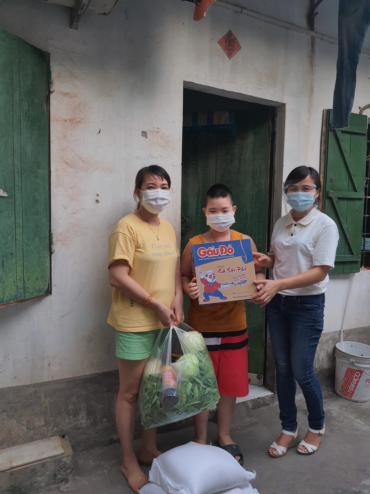 Trao quà cho các gia đình lao động tự do đang bị ảnh hưởng bởi dịch bệnh Covid-19