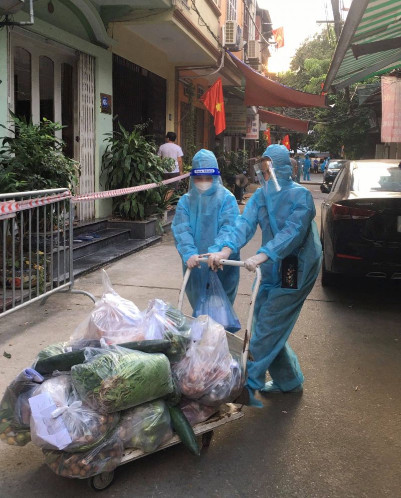Các hội viên, phụ nữ nòng cốt  thực hiện phân loại và tặng nông sản cho các gia đình đang cách ly tập trung tại phường Thanh Xuân Nam