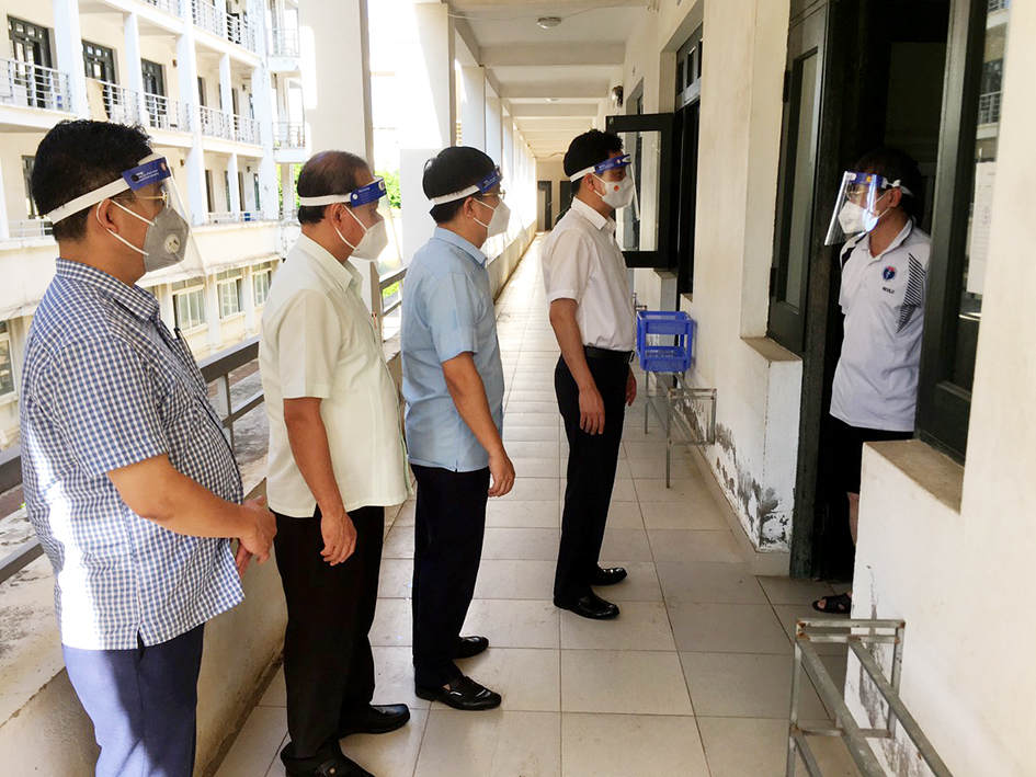 Lãnh đạo quân Thanh Xuân thăm hỏi người dân đang thực hiện cách ly tập trung để phòng, chống dịch bệnh không lây lan ra cộng đồng