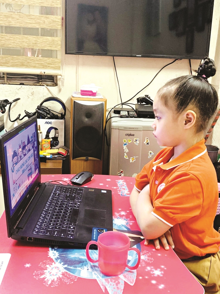 Học sinh trường tiểu học Hoàng Hoa Thám với những tiết học đặc biệt đầu tiên của năm học mới (ảnh: TH HHT)