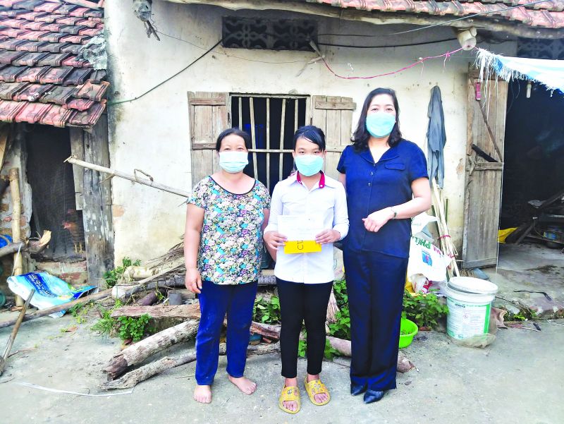 1 trong 7 học sinh khó khăn của trường tiểu học Ba Trại B được nhận thiết bị học tập từ các thầy cô giáo ngay tại nhà. Ảnh: THBT 1 trong 7 học sinh khó khăn của trường tiểu học Ba Trại B được nhận thiết bị học tập từ các thầy cô giáo ngay tại nhà. Ảnh: THBT