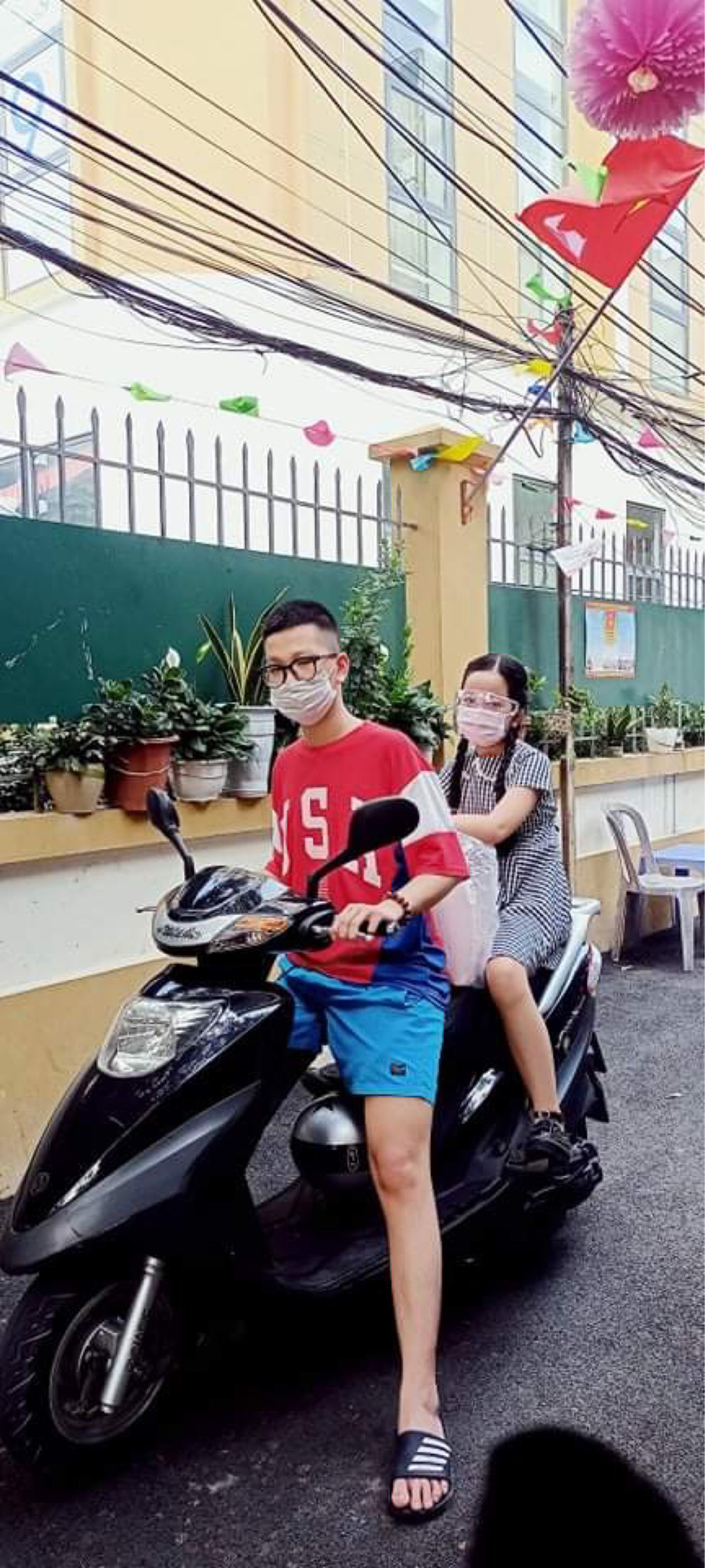 Quốc Anh và em gái đang đi trao muối vừng cho Trung tâm y tế