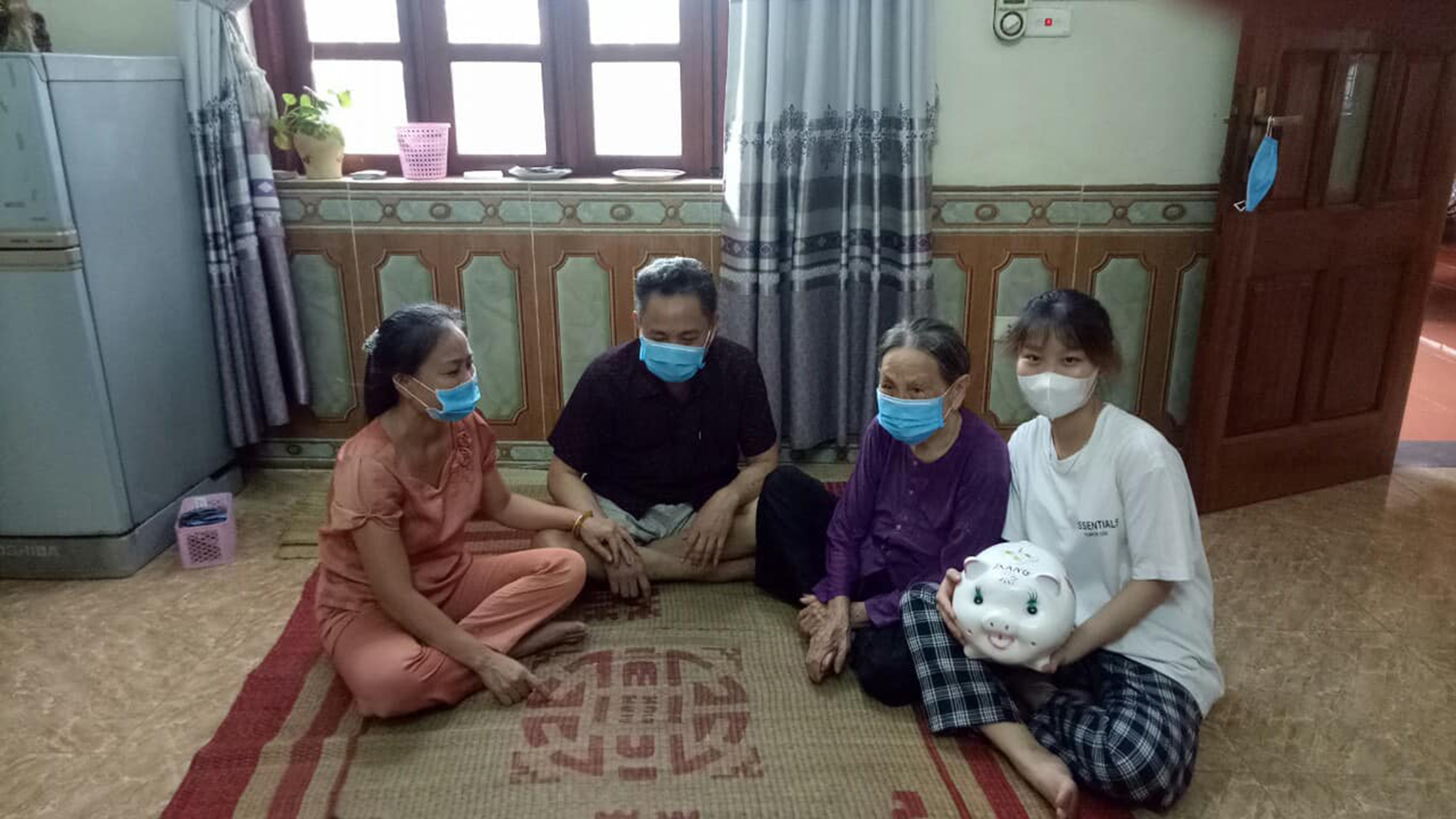 Trước sự chứng kiến của ông bà, bố mẹ, Thùy Trang đập chú lợn đã tiết kiệm suốt mười mấy năm qua