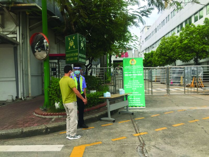 Người LĐ được đo thân nhiệt trước khi vào làm việc tại công ty TNHH ABB Power Grids