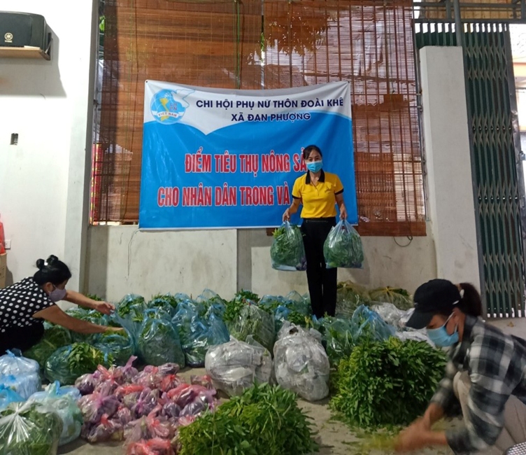 C&aacute;n bộ, hội vi&ecirc;n phụ nữ x&atilde; Đan Phượng ti&ecirc;u thụ n&ocirc;ng sản cho n&ocirc;ng d&acirc;n tr&ecirc;n địa b&agrave;n