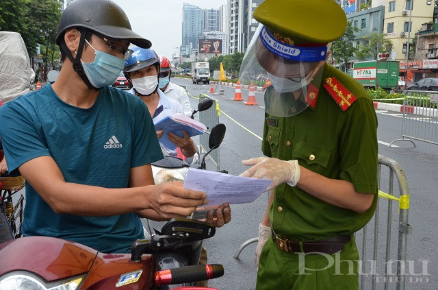 Lực lượng chức năng đang kiểm tra giấy đi đường của người dân