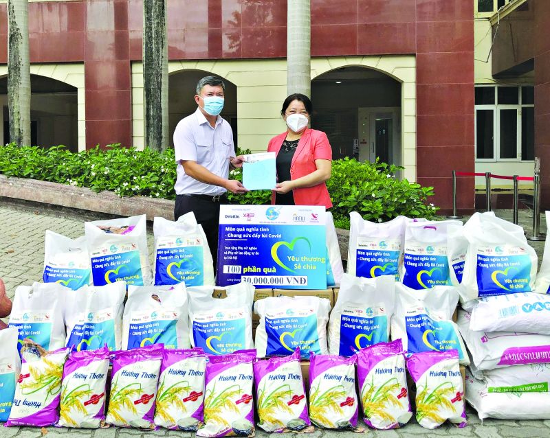 Đồng chí Nguyễn Thị Thu Thủy - Phó Chủ tịch Thường trực Hội LHPN Hà Nội trao Thư khuyến nghị cho đồng chí Lê Hồng Thắng, Phó Chủ tịch UBND quận Thanh Xuân.