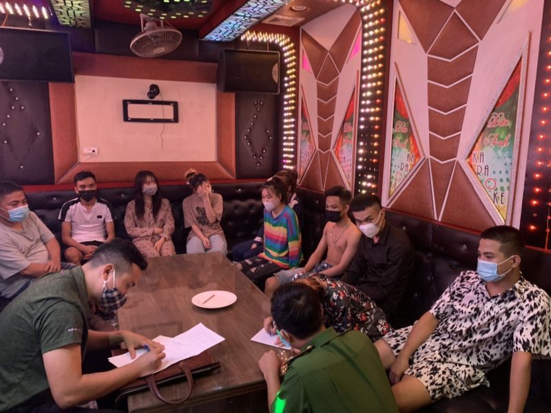 Lực lượng chức năng đang lập biên bản với các đối tượng vi phạm