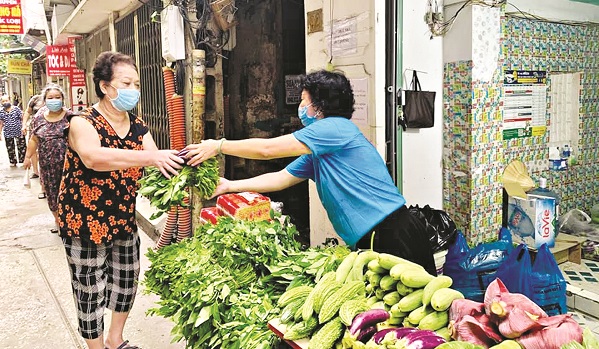 Rau O đồng phát miễn phí cho các gia đình cách ly y tế tại phường Văn Chương (Đống Đa, Hà Nội)