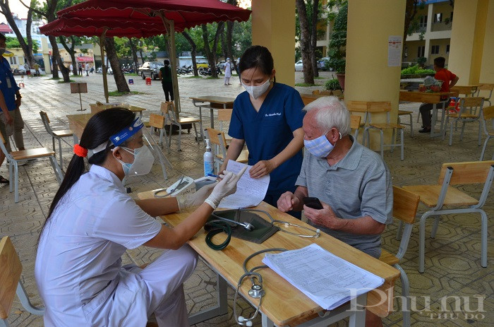 Ân cần tư vấn, hỏi han tình hình người dân sau tiêm Ân cần tư vấn, hỏi han tình hình người dân sau tiêm