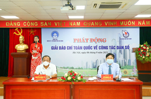 Lễ ph&aacute;t động Giải b&aacute;o ch&iacute; to&agrave;n quốc về c&ocirc;ng t&aacute;c d&acirc;n số được tổ chức theo h&igrave;nh thức trực tuyến qua truyền h&igrave;nh, kh&ocirc;ng c&oacute; đại biểu tham dự, đảm bảo quy định về ph&ograve;ng chống dịch COVID-19. Trong h&igrave;nh, &ocirc;ng Nguyễn Do&atilde;n T&uacute; (b&igrave;a tr&aacute;i), Tổng cục trưởng Tổng cục D&acirc;n số - KHHGĐ (Bộ Y tế) v&agrave; &ocirc;ng Hồ Quang Lợi, Ph&oacute; Chủ tịch thường trực Hội Nh&agrave; b&aacute;o Việt Nam.