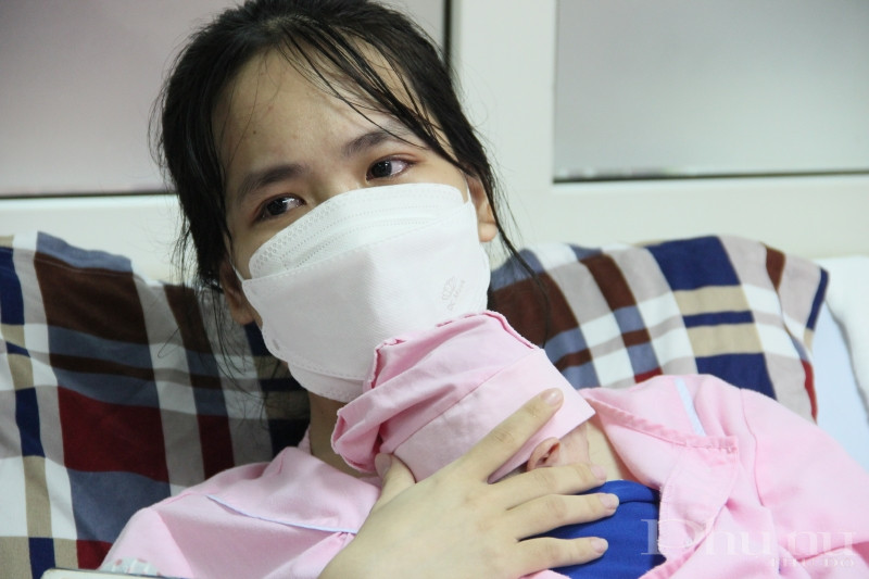Mẹ bé T.A xúc động khi chứng kiến sự quan tâm, giúp đỡ của y bác sĩ bệnh viện và sự lớn khỏe của con gái. Mẹ bé T.A xúc động khi chứng kiến sự quan tâm, giúp đỡ của y bác sĩ bệnh viện và sự lớn khỏe của con gái.