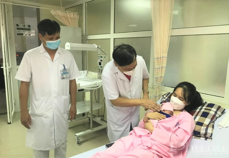 PGS.TS Trần Danh Cường và TS.BS Lê Minh Trác thăm mẹ con bé T.A PGS.TS Trần Danh Cường và TS.BS Lê Minh Trác thăm mẹ con bé T.A