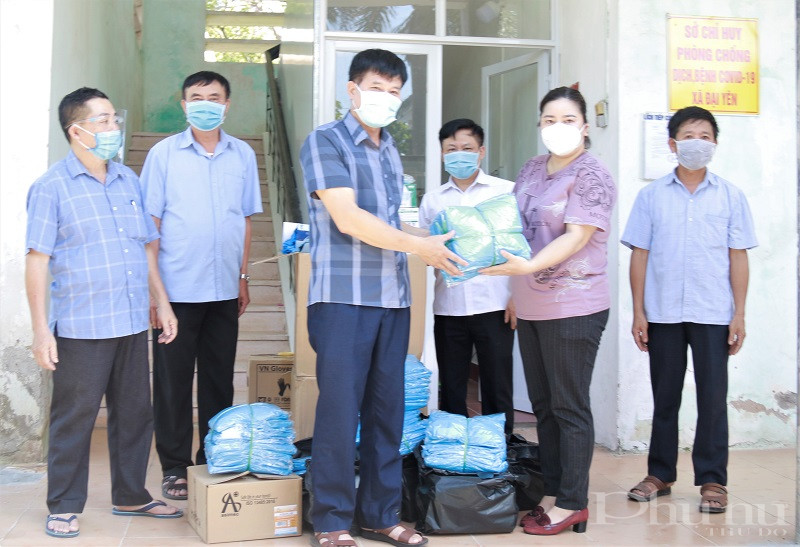 Ban lãnh đạo xã, Sở chỉ huy phòng chống dịch Covid 19 của xã Đại Yên phấn khỏi đón nhận số hàng ủng hộ của Giám đốc Nguyễn Thị Ánh.