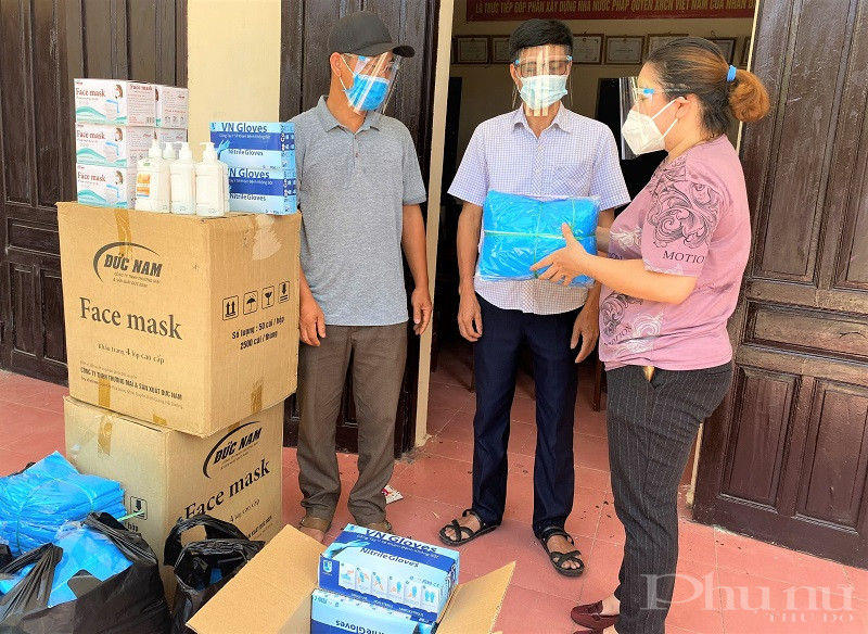 Ban lãnh đạo Thôn 2 đón nhận tiền, hàng hỗ trợ của của GĐ Nguyễn Thị Ánh.