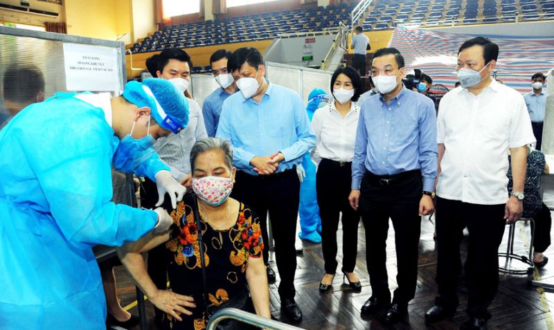 Bộ trưởng Bộ Y tế Nguyễn Thanh Long, Chủ tịch UBND thành phố Hà Nội Chu Ngọc Anh kiểm tra công tác tiêm vắc xin phòng Covid-19 tại nhà thi đấu Trịnh Hoài Đức (quận Đống Đa). Bộ trưởng Bộ Y tế Nguyễn Thanh Long, Chủ tịch UBND thành phố Hà Nội Chu Ngọc Anh kiểm tra công tác tiêm vắc xin phòng Covid-19 tại nhà thi đấu Trịnh Hoài Đức (quận Đống Đa).