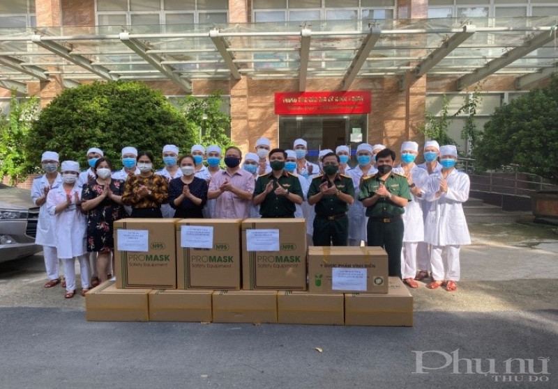 Tổ Phụ nữ Nhà chung cư CT38 gửi quà tặng cho các y bác sĩ tham gia chống dịch.