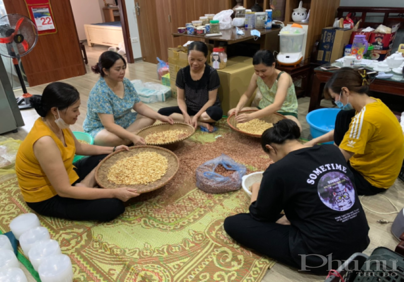 Các chị hội viên phụ nữ Chung cư CT36 làm muối vừng gửi tặng đoàn y bác sĩ vào Nam chống dịch.