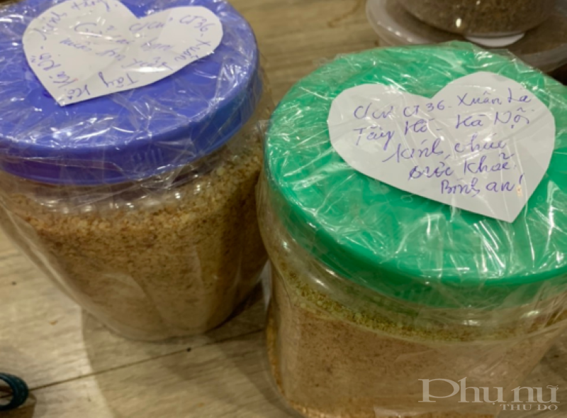 Những hộp muối vừng tuy nhỏ nhưng là tình cảm của các chị em hội viên phụ nữ Chung cư CT36, như một lời động viên dành tặng các chiến sĩ tuyến đầu.