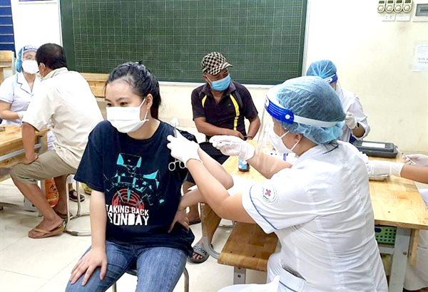 Lực lượng y tế triển khai tiêm cho người dân tại xã Lệ Chi, huyện Gia Lâm