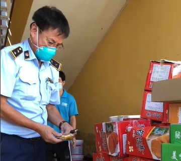 Lực lượng chức năng kiểm tra sản phẩm vi phạm