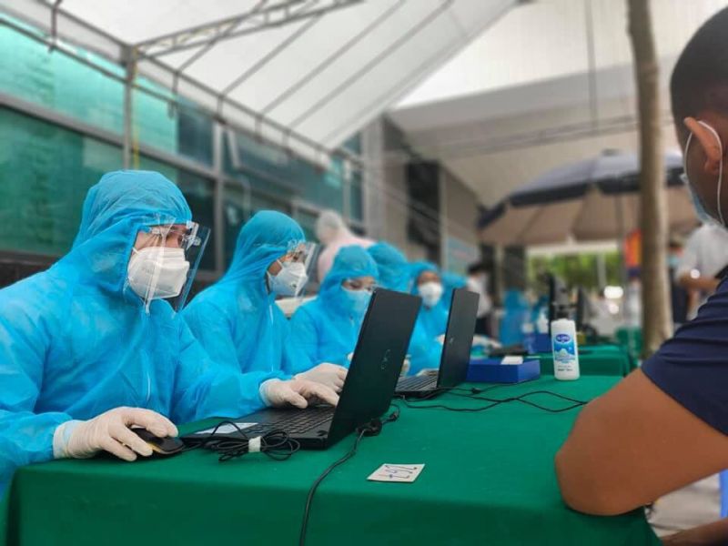 Cán bộ y tế lấy thông tin cá nhân người dân đến tiêm chủng phòng Covid-19