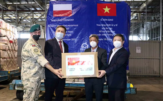 Đại sứ Ba Lan tại Việt Nam Wojciech Gerwel trao tượng trưng thiết bị, vật tư y tế do Chính phủ Ba Lan tặng Việt Nam cho ông Nguyễn Trường Sơn, Thứ trưởng Bộ Y tế và ông Dương Anh Đức, Phó Chủ tịch UBND TP Hồ Chí Minh (ngoài cùng bên phải).