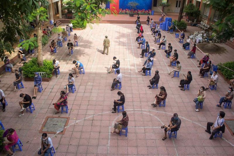 Người dân được ngồi ghế chờ đảm bảo giãn cách